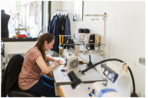 Le métier de couturier retoucheur : réparer, ajuster et faire durer le vêtement