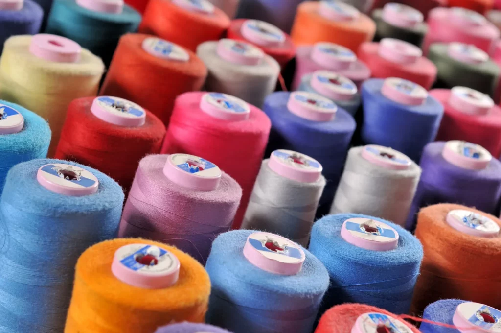 Anaïs à la couture et la Bretagne dans le sang